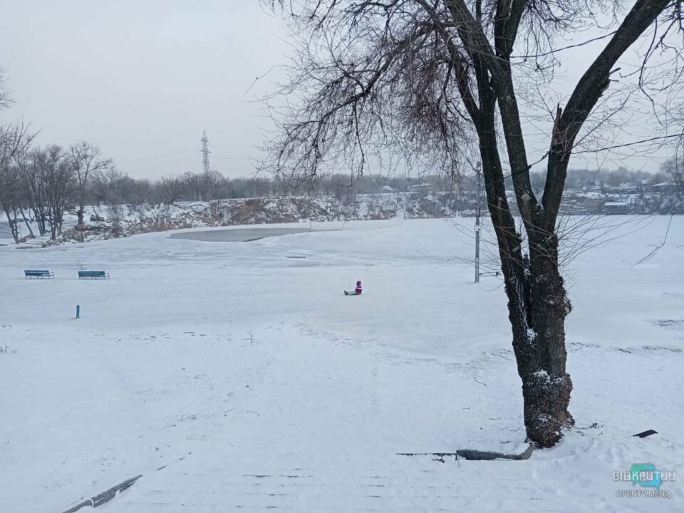 Десятки людей пришли полюбоваться: в Днепре на Красном Камне замерзло озеро (ФОТО) - рис. 5