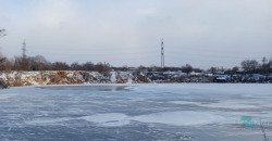 Десятки людей пришли полюбоваться: в Днепре на Красном Камне замерзло озеро (ФОТО) - рис. 1