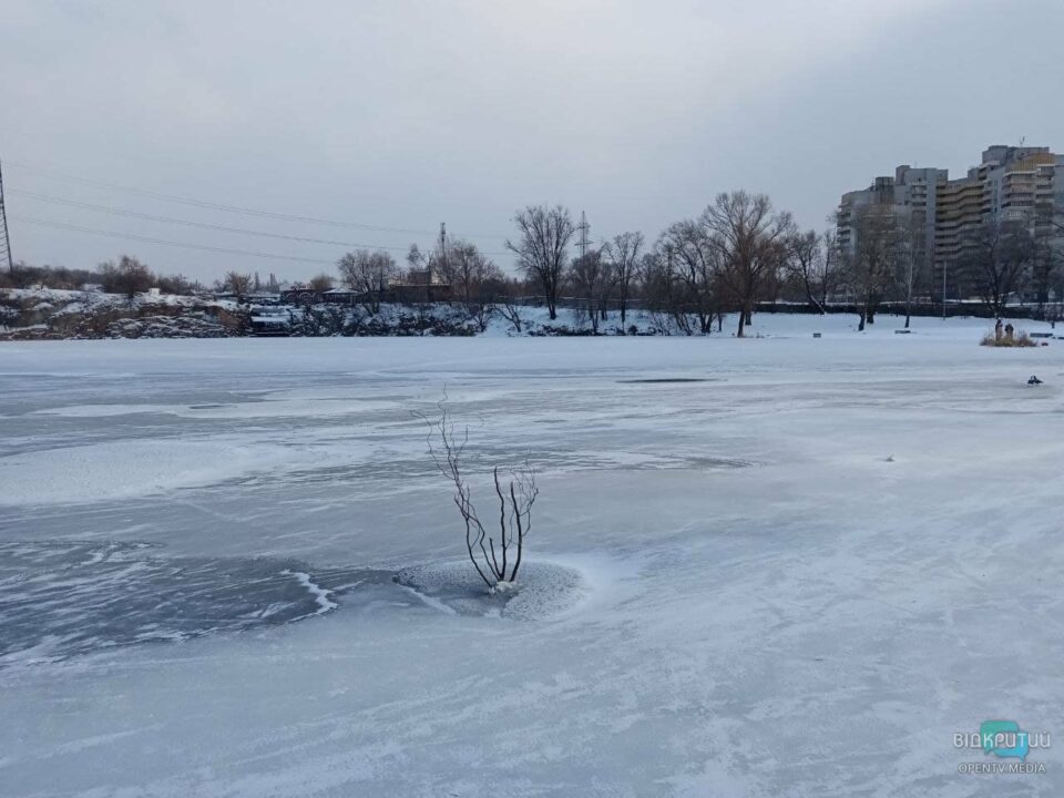 Десятки людей пришли полюбоваться: в Днепре на Красном Камне замерзло озеро (ФОТО) - рис. 17