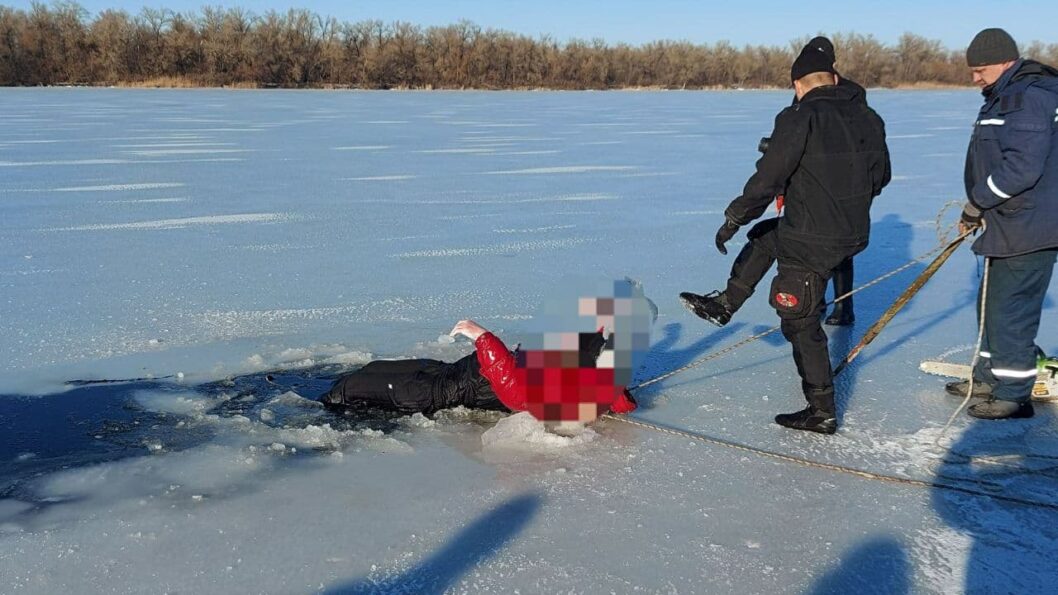 В Днепре подо льдом обнаружили тело рыбака - рис. 1