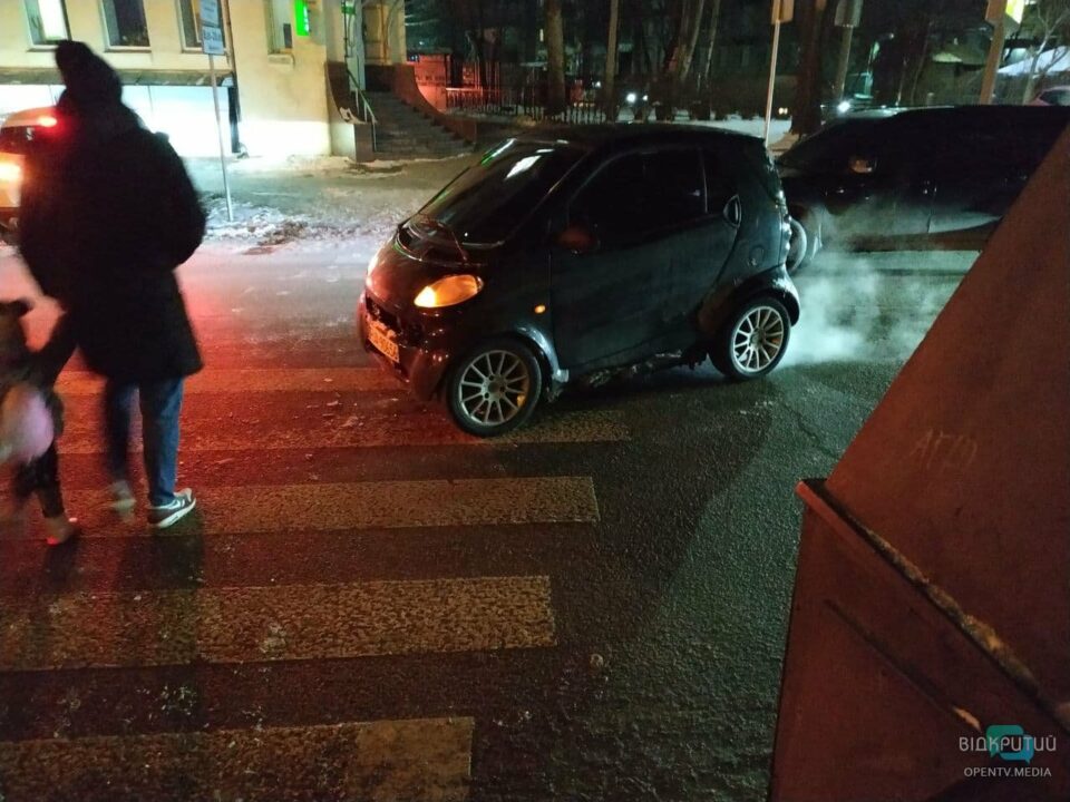 ДТП в Днепре на Воскресенской: пешеход уверяет, что его сбили на зебре (ФОТО) - рис. 3