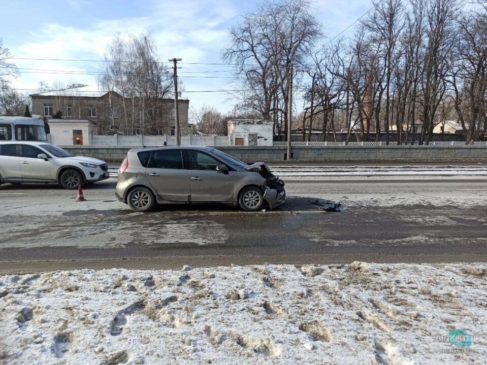 В Днепре на проспекте Хмельницкого произошло ДТП: Renault врезался в Lexus - рис. 1