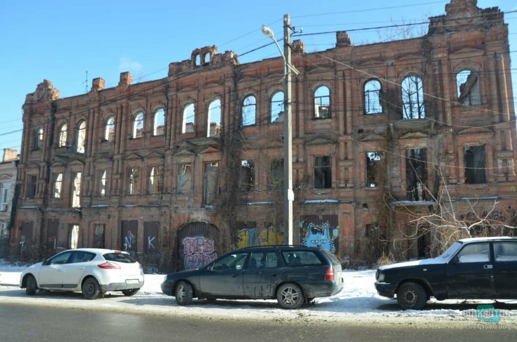 В Днепре студенты решили спасти "екатерининку" на Исполкомовской: здание лишили статуса памятника культуры - рис. 1