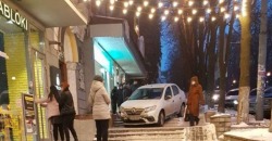 В центре Днепра водитель на иномарке выехал на тротуар и сбил пешеходов - рис. 13