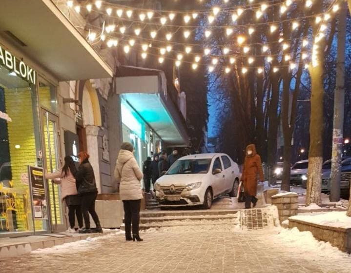 В центре Днепра водитель на иномарке выехал на тротуар и сбил пешеходов - рис. 1
