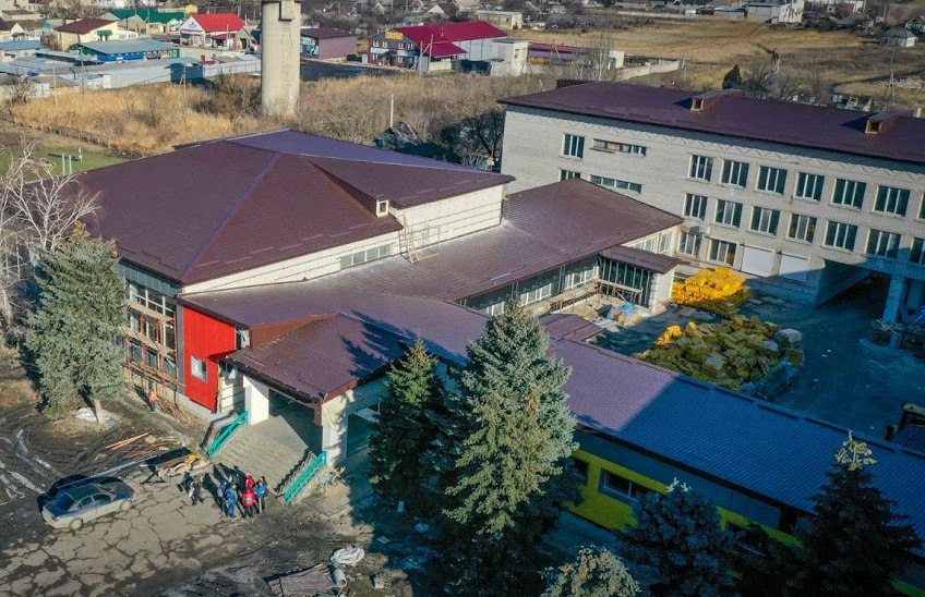 Витражи и яркие цвета: в Днепропетровской области реконструируют Петропавловскую школу №2 - рис. 1