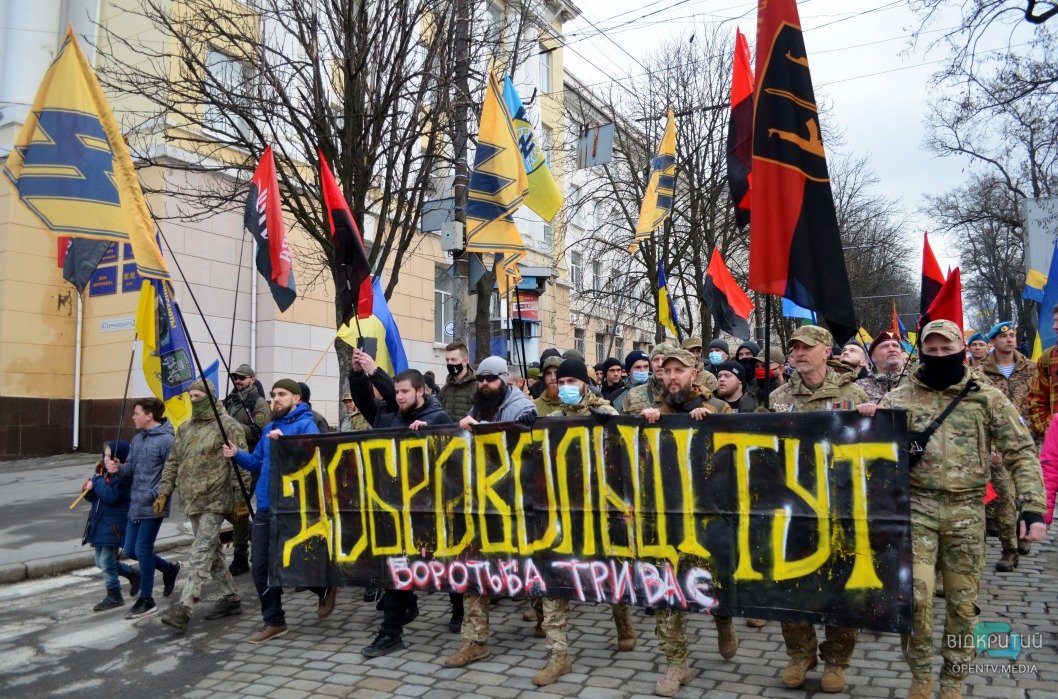 «Борьба продолжается»: в центре Днепра прошел марш ко Дню добровольца (ФОТО) - рис. 1