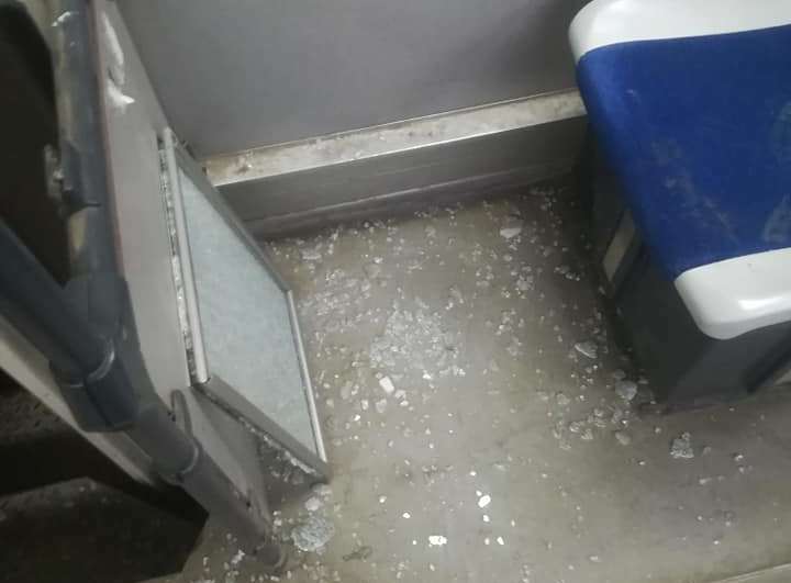 В Днепре хулиганы разбили окно в вагоне трамвая - рис. 1