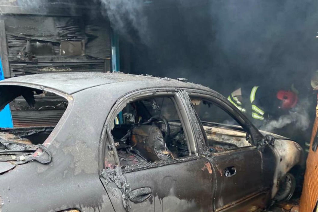 В Кривом Роге в одном из гаражей сгорел автомобиль с мужчиной внутри - рис. 2