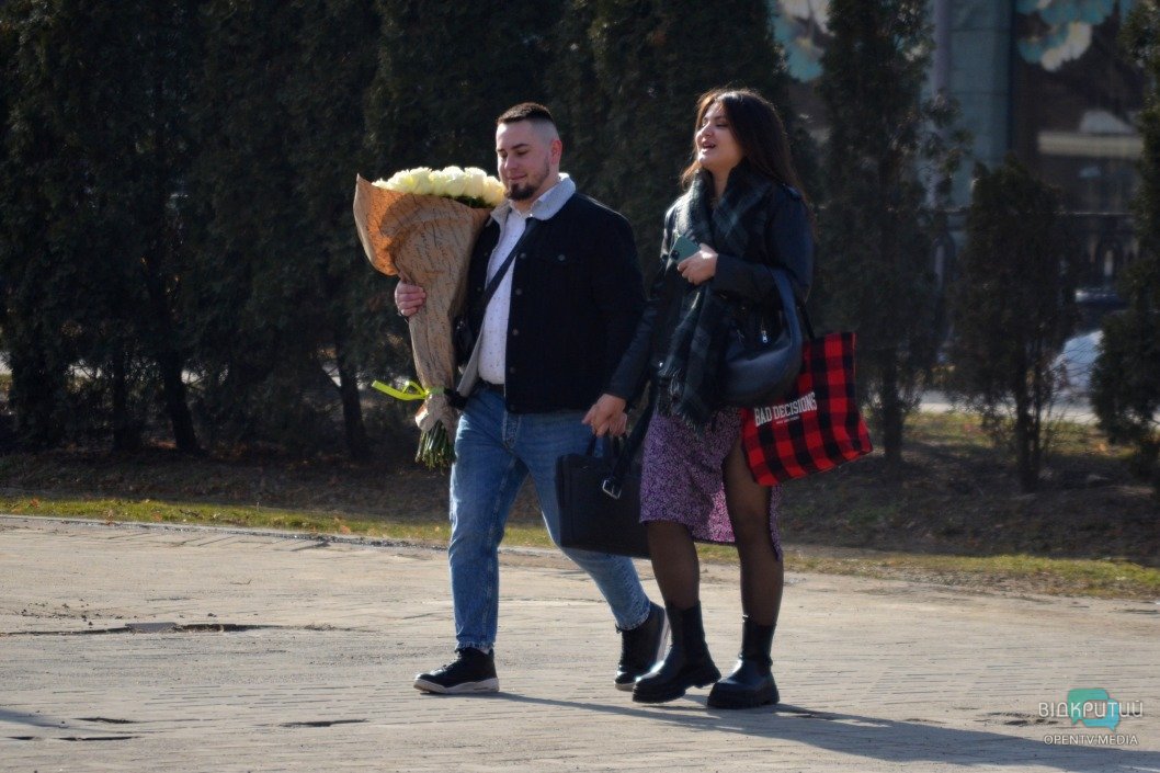 Неподдельные эмоции: какое настроение у жителей Днепра 8 марта (Фото) - рис. 1