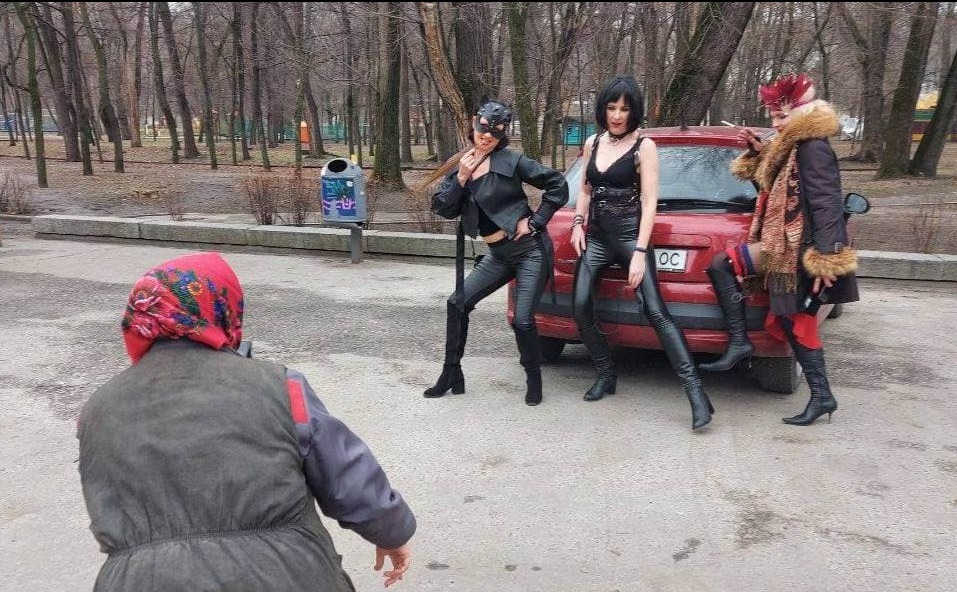 В центре Днепра девушки устроили BDSM-вечеринку - рис. 1