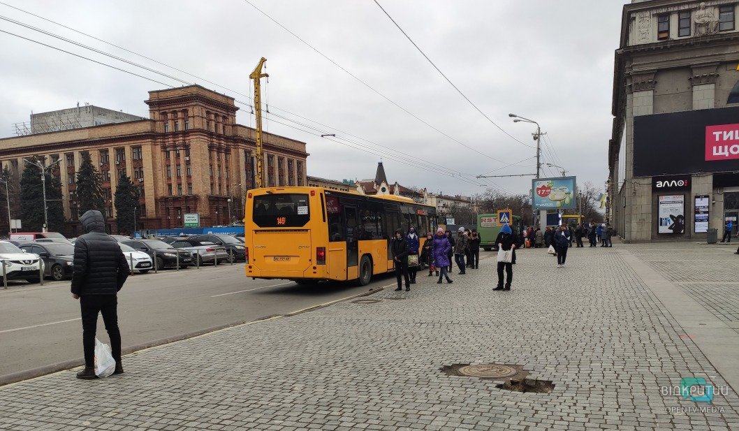 Будь аккуратен: в центре Днепра провалилась брусчатка (ФОТО) - рис. 1