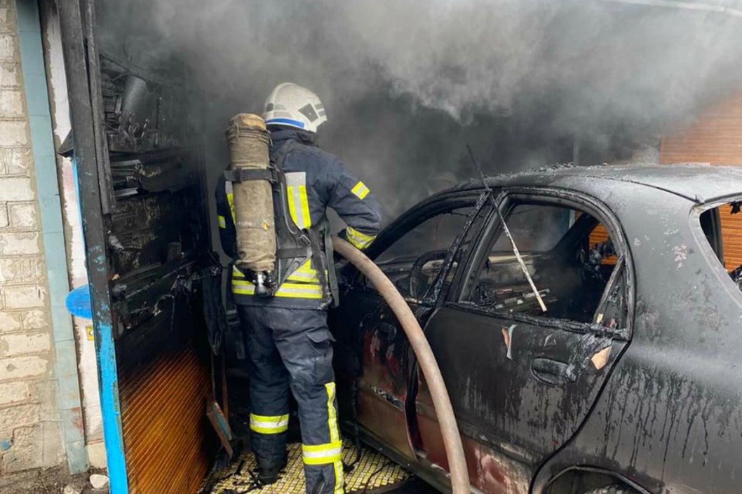 В Кривом Роге в одном из гаражей сгорел автомобиль с мужчиной внутри - рис. 1