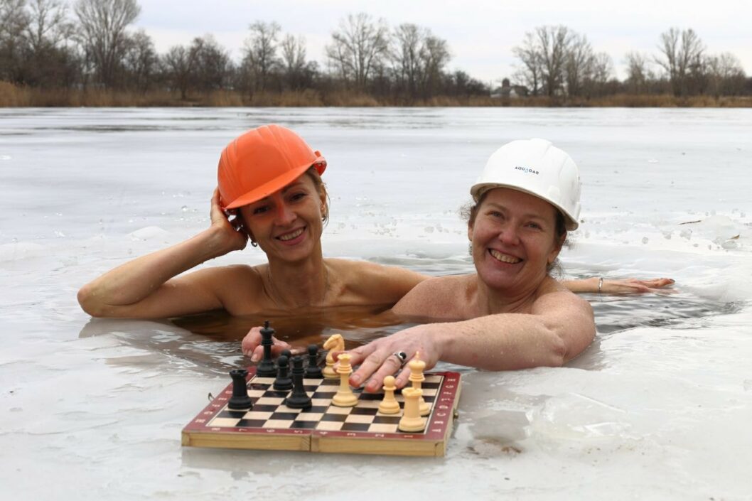 Шахматы на льду: как жители Днепра создают креативные фото - рис. 1