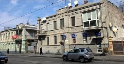Теряется уникальность: в Днепре старинное здание изуродовали пластиковым балконом - рис. 16