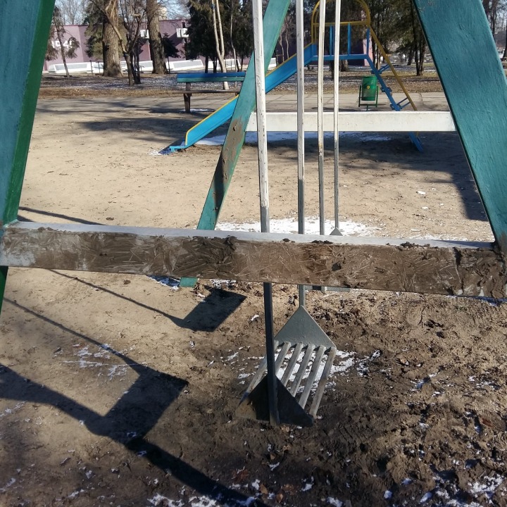 В Днепре вандалы разгромили детскую площадку городского парка - рис. 2