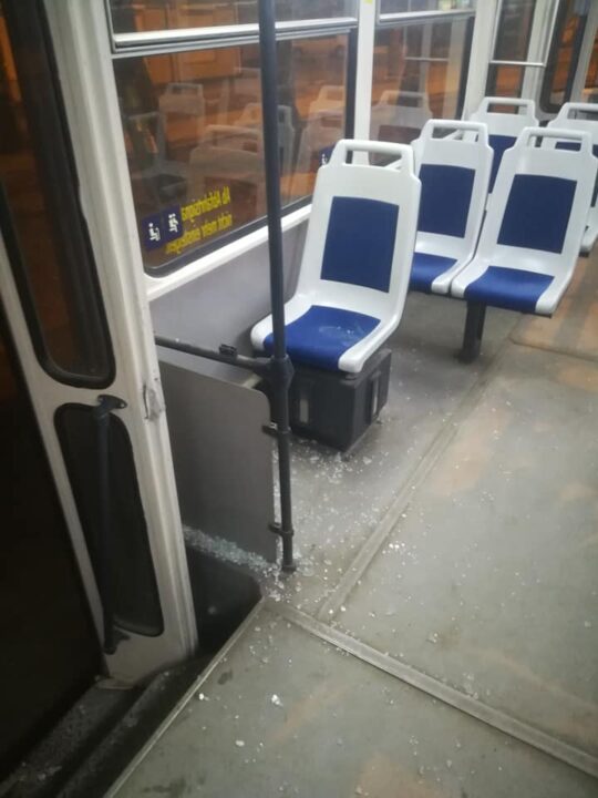 В Днепре хулиганы разбили окно в вагоне трамвая - рис. 3