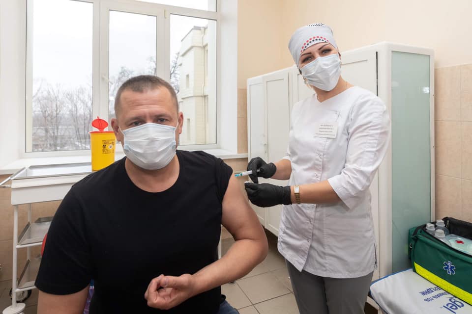 Мэр Днепра Борис Филатов вакцинировался от коронавируса - рис. 1