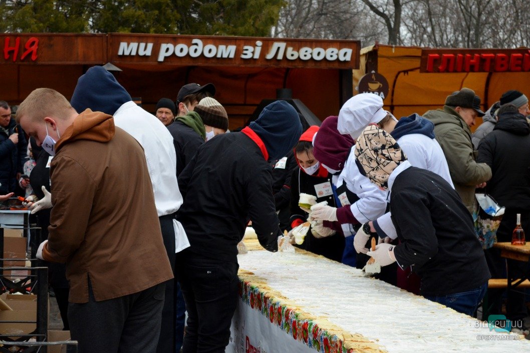 В Днепре установили национальный рекорд по приготовлению самого длинного блинного рулета (ФОТО) - рис. 9