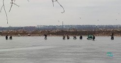 В Днепре рыбаки снова вышли на лед на косе Победы-6, где чуть не утонули 4 человека - рис. 20