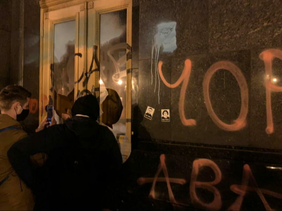 В Киеве митингующие забросали Офис президента файерами - рис. 1