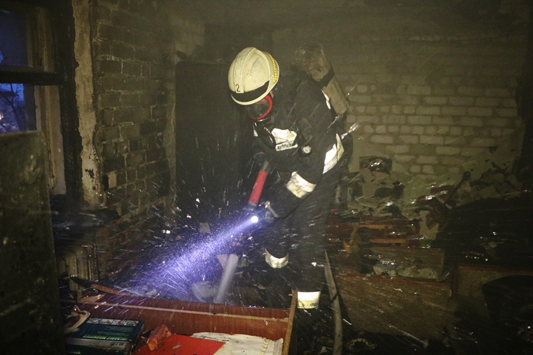 В Днепре во время пожара в пятиэтажке спасли 5 человек - рис. 1