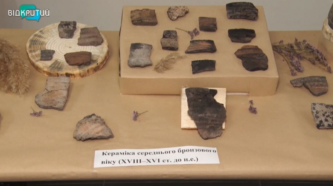 В Днепре открылась выставка артефактов, найденных во время строительства Решетиловской трассы - рис. 1