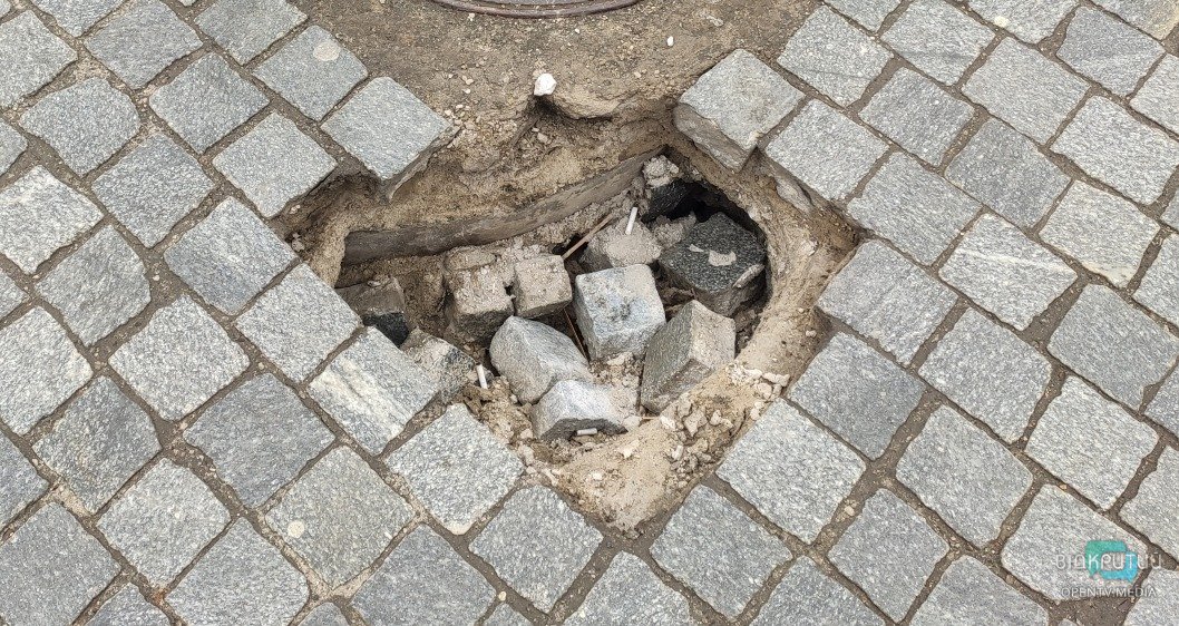 Будь аккуратен: в центре Днепра провалилась брусчатка (ФОТО) - рис. 4