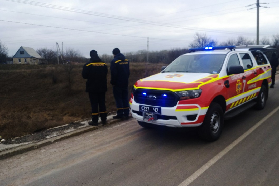 Под Днепром легковушка упала в канал: тело водителя доставали спасатели - рис. 2