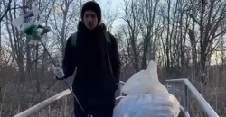 На Днепропетровщине парень зарабатывает, очищая лес от мусора - рис. 7