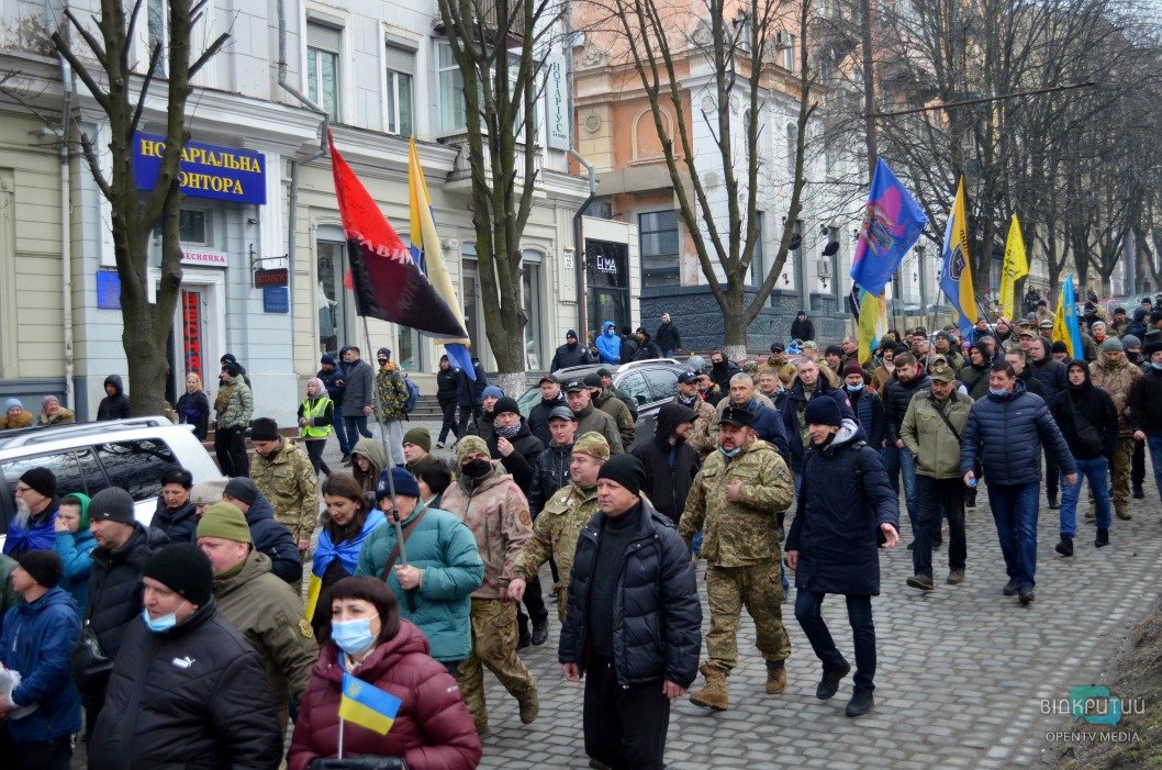 «Борьба продолжается»: в центре Днепра прошел марш ко Дню добровольца (ФОТО) - рис. 6