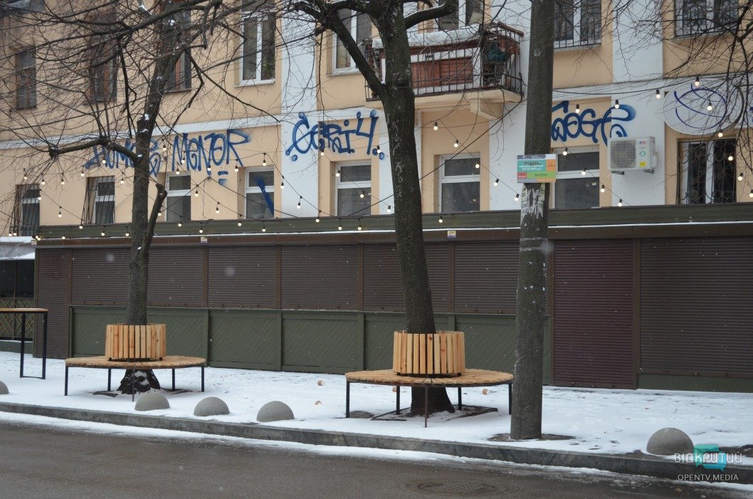 В центре Днепра хулиганы разрисовали фасад исторического здания - рис. 1