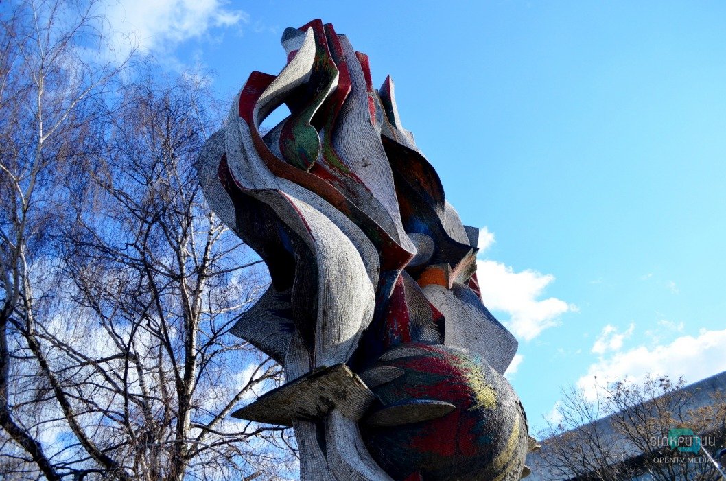В Днепре разрушается уникальная скульптура горящего метеора (ФОТО) - рис. 13