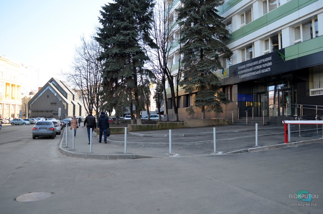 Узкие тротуары и антипарковочные столбики: как выглядит улица Челюскина в Днепре после реконструкции - рис. 4