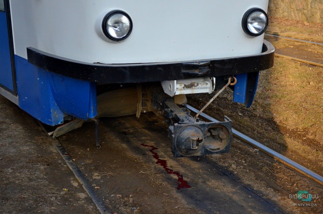 В Днепре возле музея Яворницкого мужчина угодил под колеса трамвая (ФОТО 18+) - рис. 2
