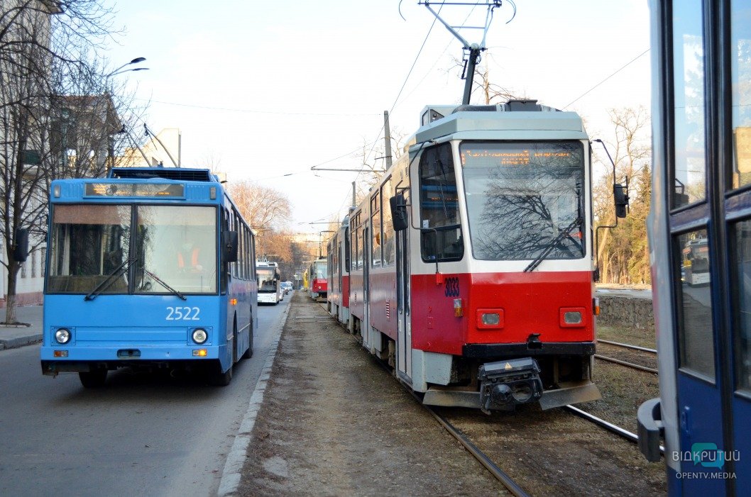 В Днепре возле музея Яворницкого мужчина угодил под колеса трамвая (ФОТО 18+) - рис. 5