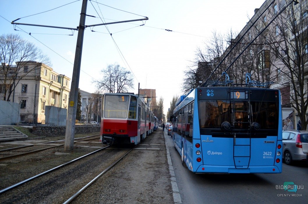 В Днепре возле музея Яворницкого мужчина угодил под колеса трамвая (ФОТО 18+) - рис. 6