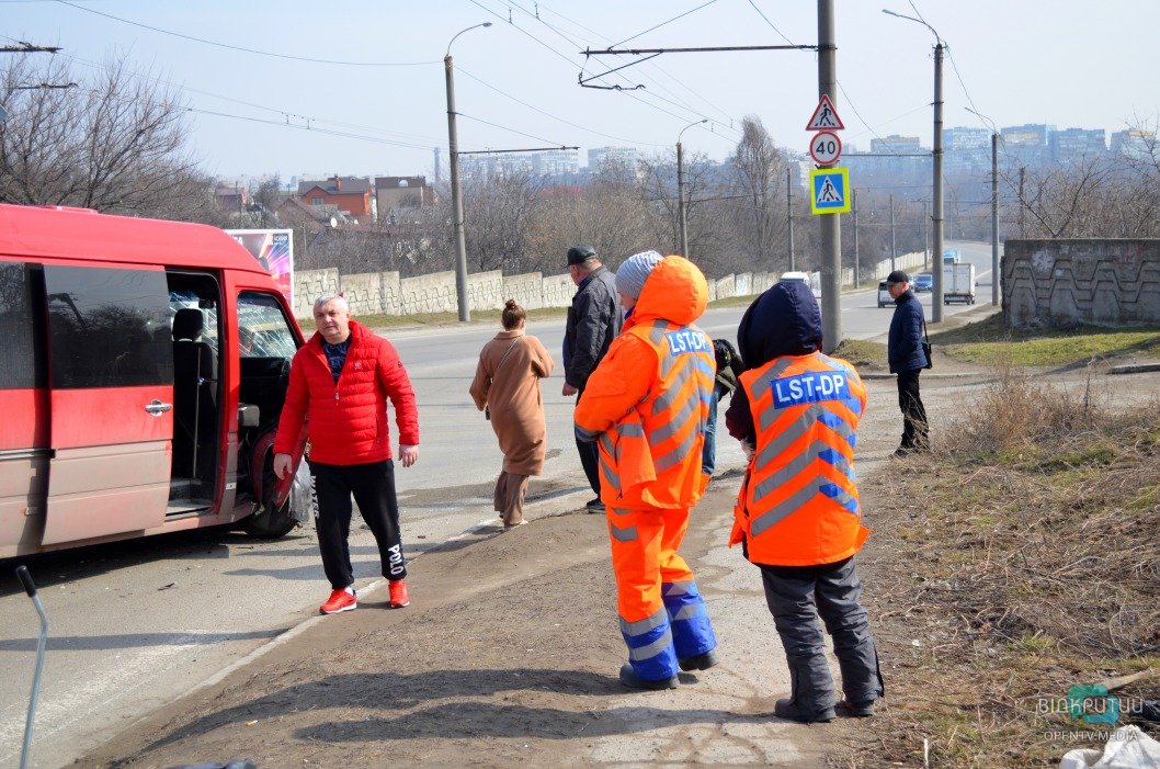 В Днепре на проезде Гальченко произошло ДТП с маршруткой - рис. 3