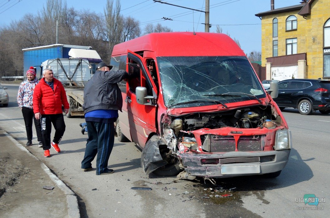 В Днепре на проезде Гальченко произошло ДТП с маршруткой - рис. 9