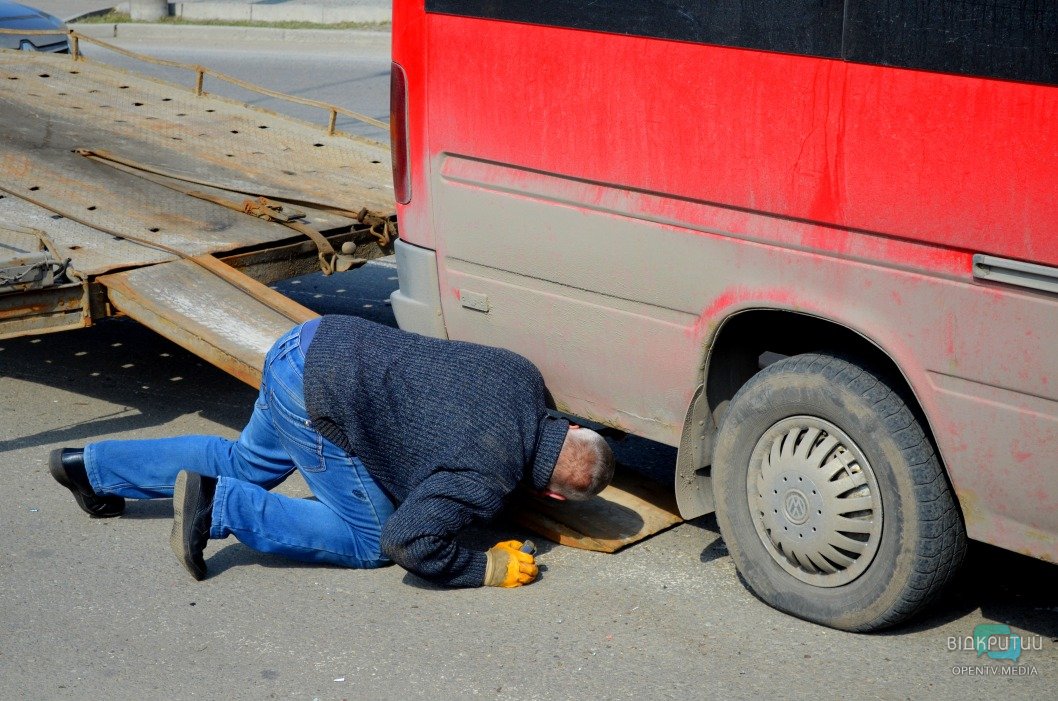 В Днепре на проезде Гальченко произошло ДТП с маршруткой - рис. 10