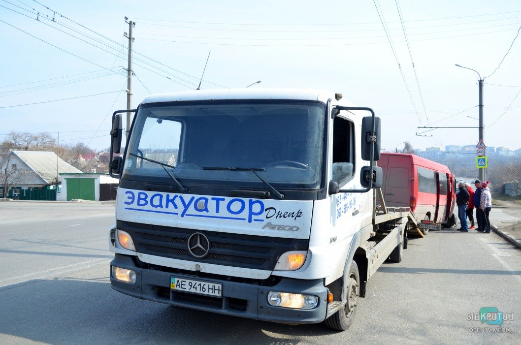 В Днепре на проезде Гальченко произошло ДТП с маршруткой - рис. 12