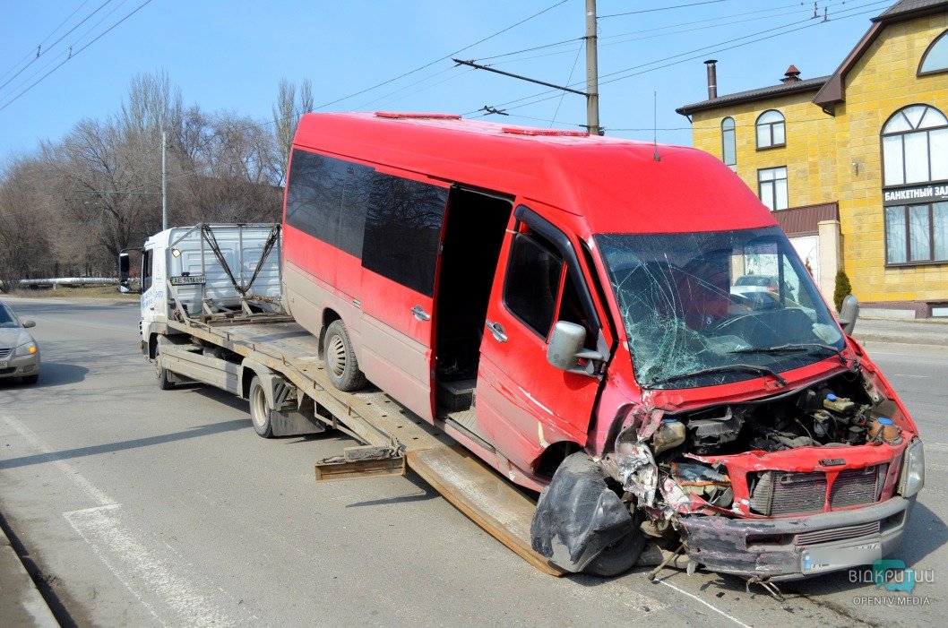 В Днепре на проезде Гальченко произошло ДТП с маршруткой - рис. 11