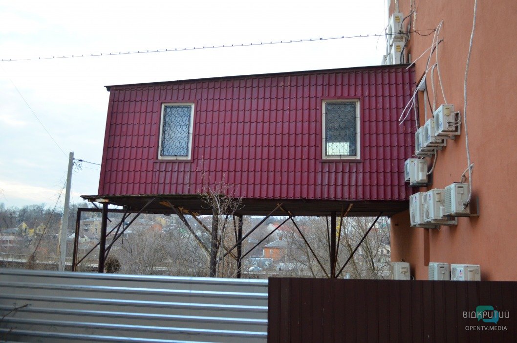 В центре Днепра обнаружили впечатляющую пристройку на ножках - рис. 3