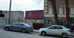В центре Днепра обнаружили впечатляющую пристройку на ножках - рис. 12