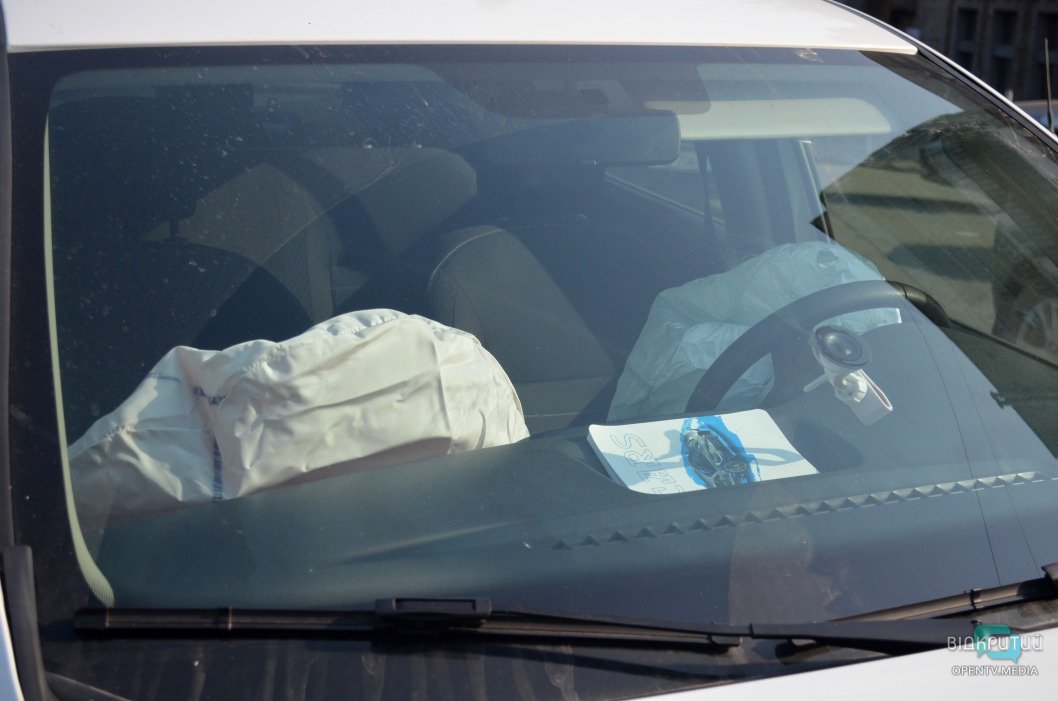 В Днепре водитель внедорожника врезался в такси с беременной девушкой - рис. 8