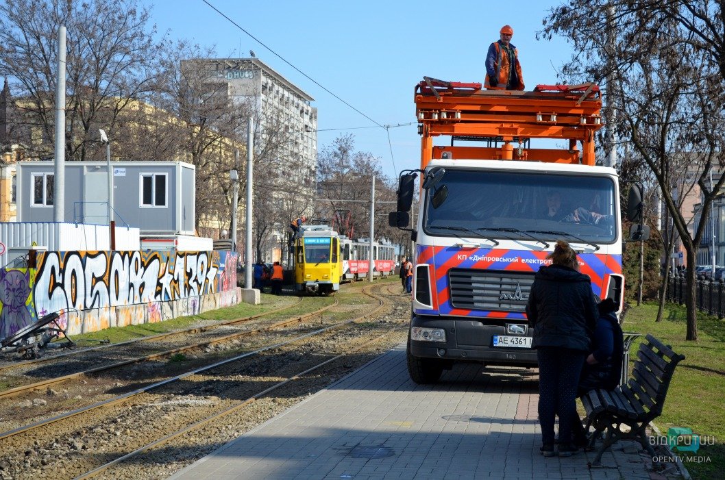 В центре Днепра у трамвая №1 отпал токоприёмник - рис. 1