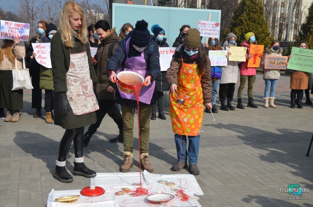Цветы в борще: в Днепре прошла акция в поддержку равных прав для женщин - рис. 16