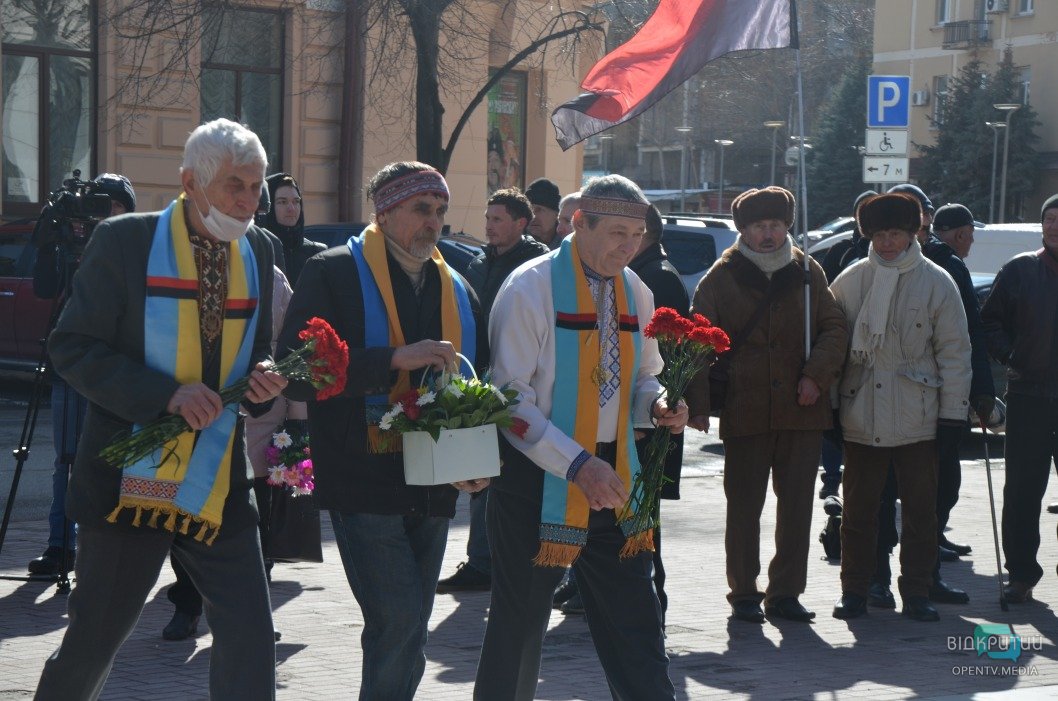 Десятки людей с цветами, военные и священники: что происходит в центре Днепра - рис. 10