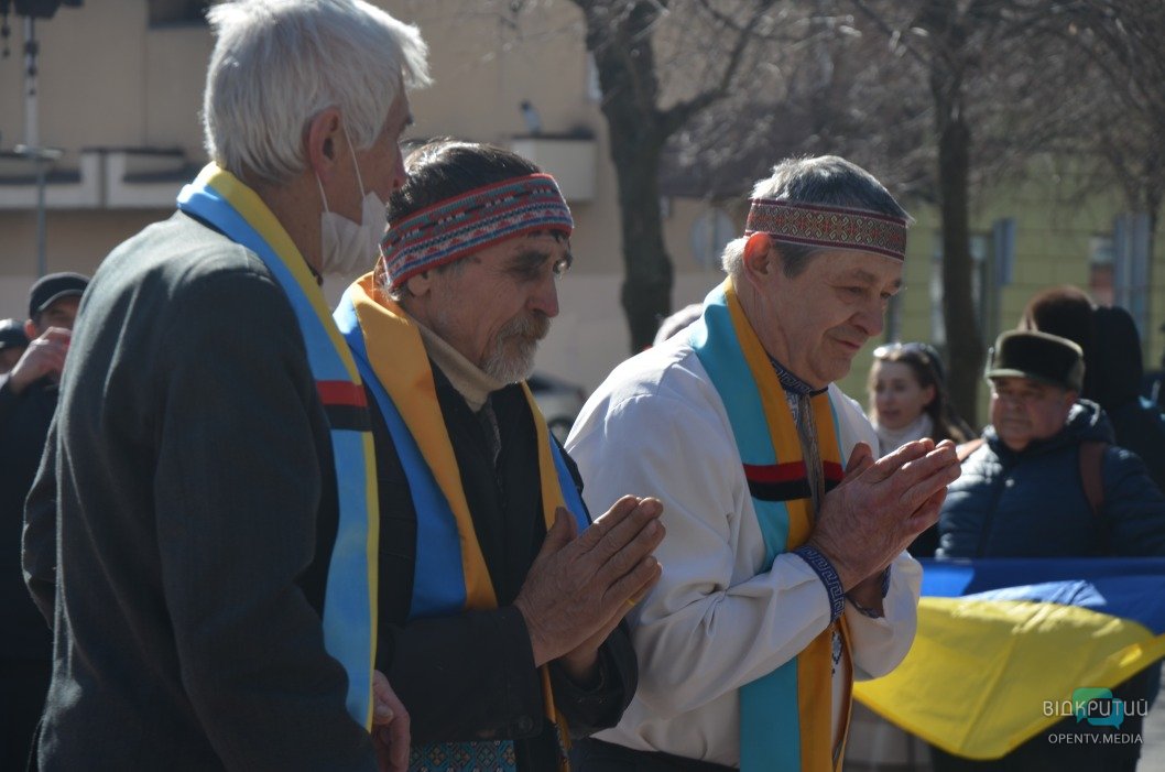 Десятки людей с цветами, военные и священники: что происходит в центре Днепра - рис. 8