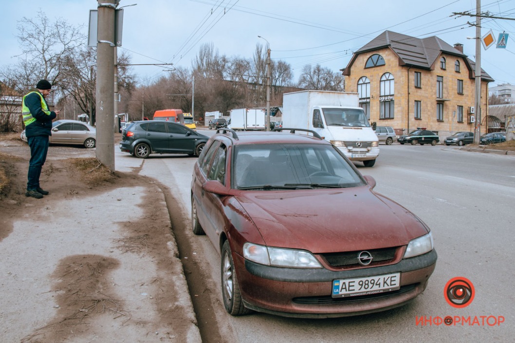 В Днепре на проезде Гальченко произошло ДТП с маршруткой - рис. 8